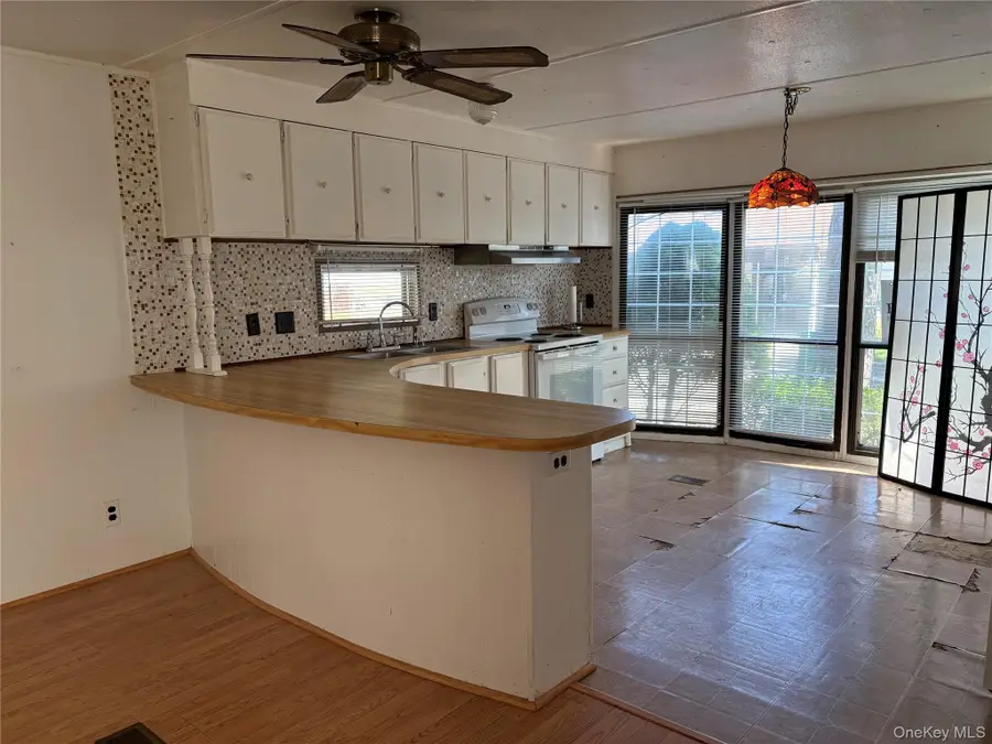 525/P4 Riverleigh, Riverhead, NY 11901 - #2
