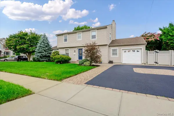 8 Curlew Place, Massapequa, NY 11758