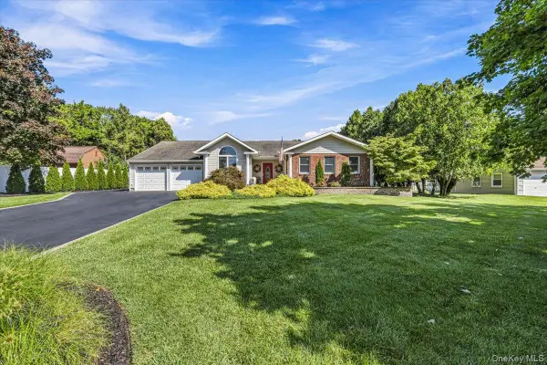 31 Dehan Street, Smithtown, NY 11787
