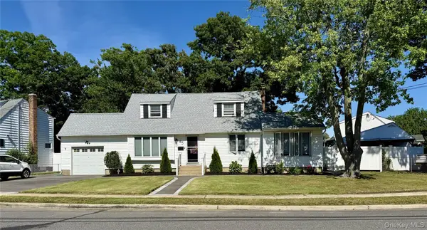 65 Westwood Road N, Massapequa Park, NY 11762