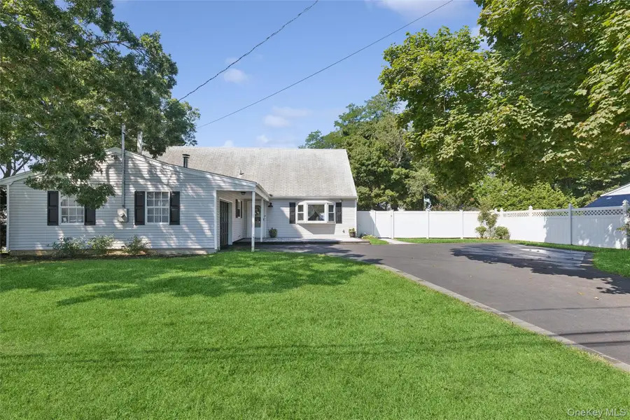26 Avenue D, Holbrook, NY 11741 - #2
