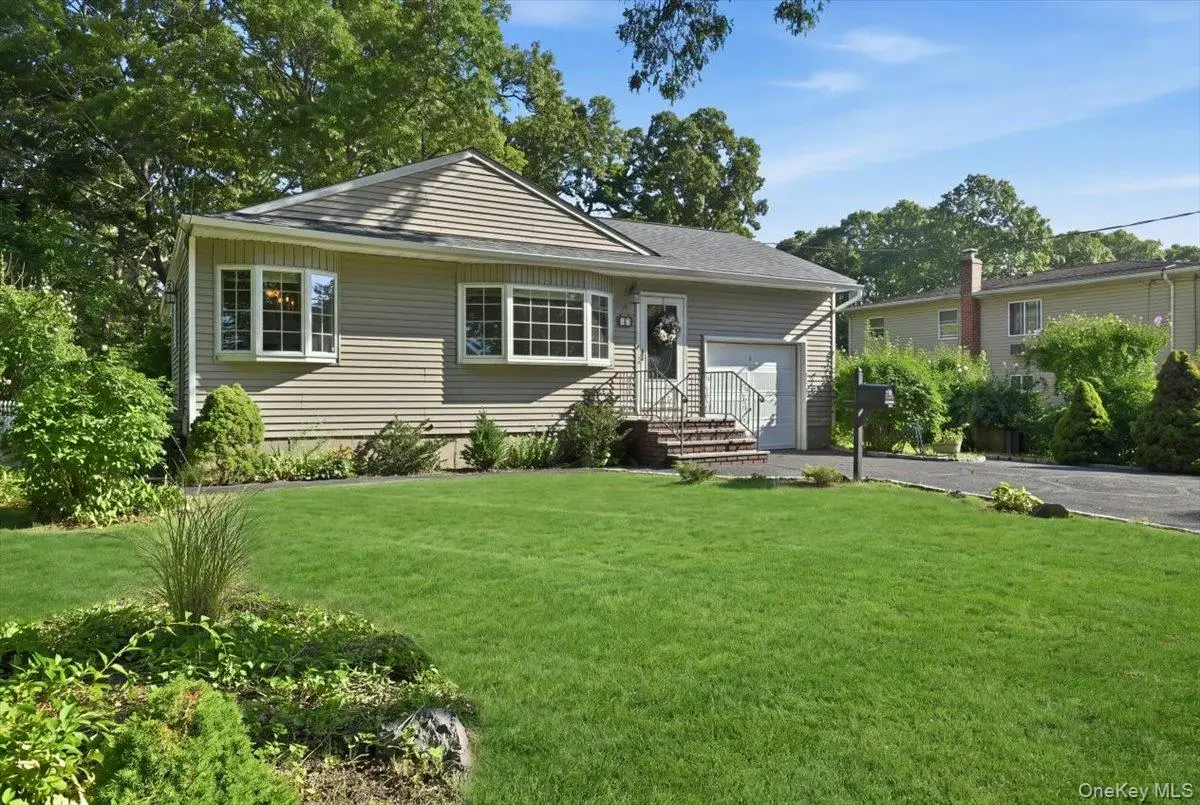 25 W Oakdale Street, Bay Shore, NY 11706 - #1