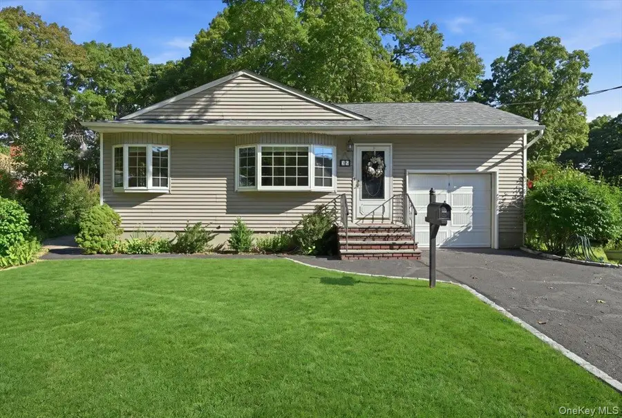 25 W Oakdale Street, Bay Shore, NY 11706 - #2