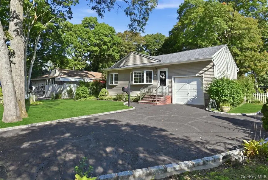 25 W Oakdale Street, Bay Shore, NY 11706 - #3