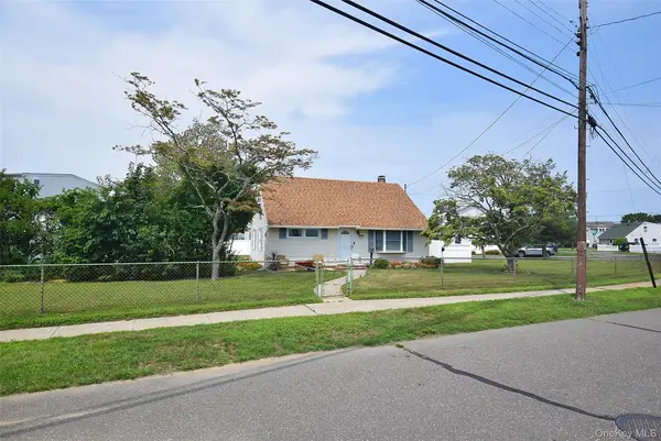101 Phyllis Drive, Lindenhurst, NY 11757