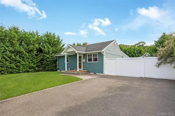 28 Academy Lane, Oakdale, NY 11769