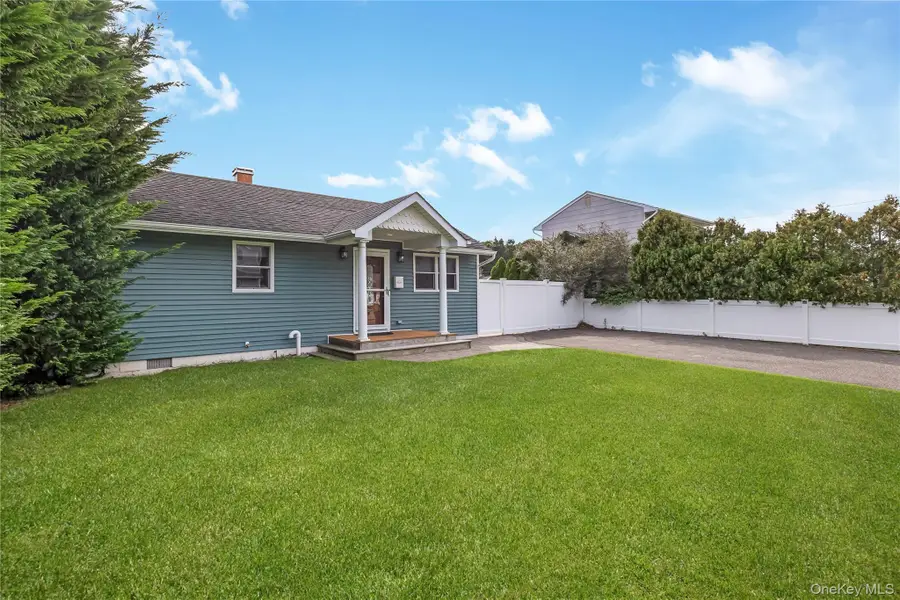 28 Academy Lane, Oakdale, NY 11769 - #3