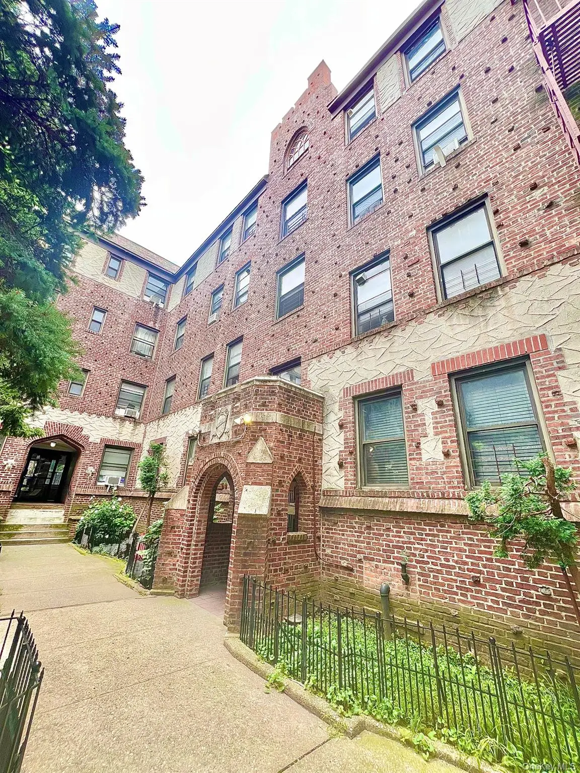 61-40 Saunders St #A12, Rego Park, NY 11374 - #1