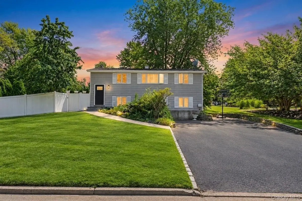19 Badger Lane, East Setauket, NY 11733 - #1