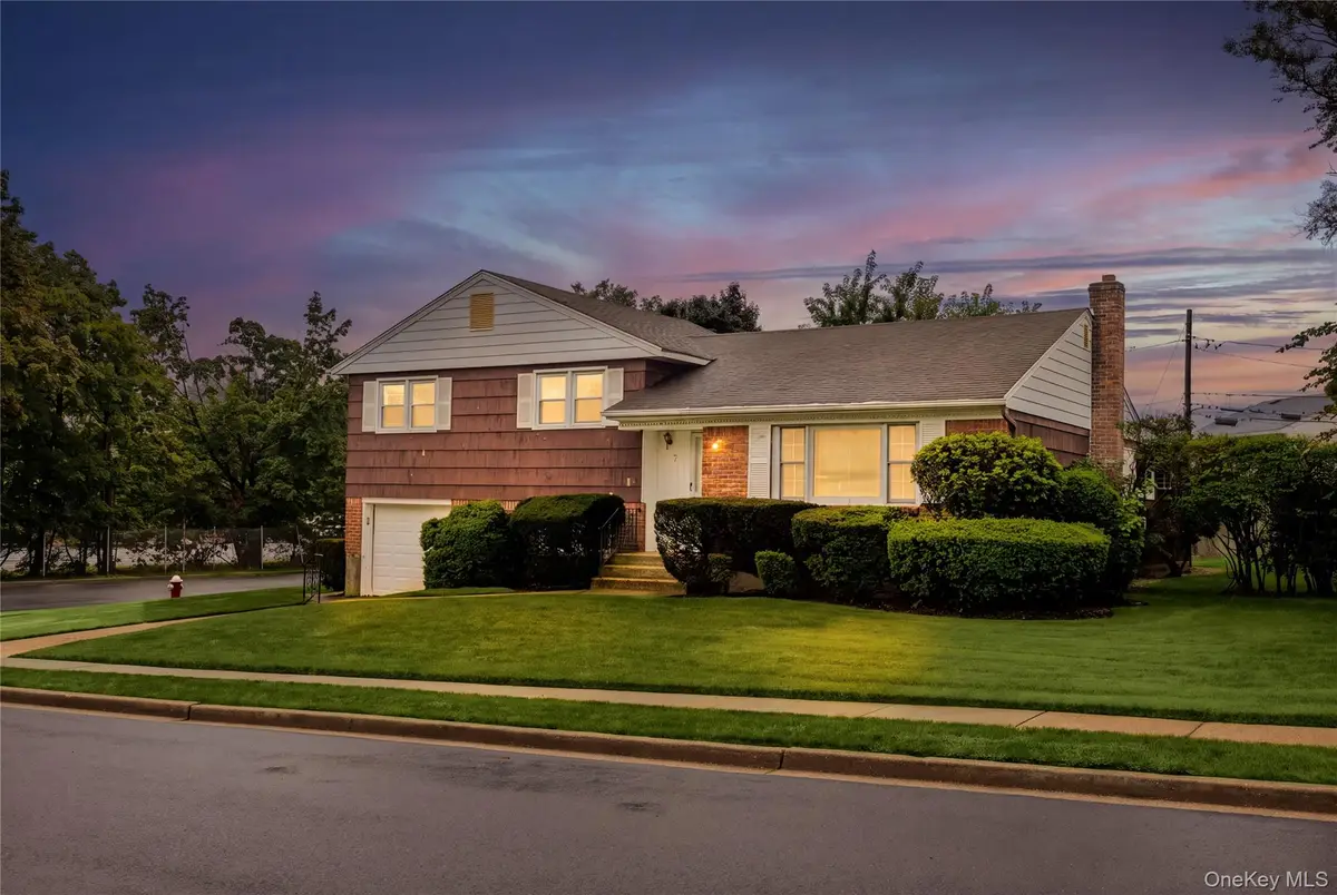 7 Barby Lane, Plainview, NY 11803 - #1