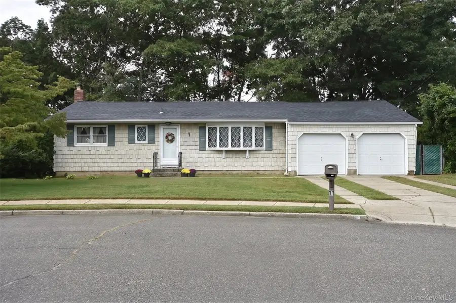11 Whig Court, Holbrook, NY 11741 - #3