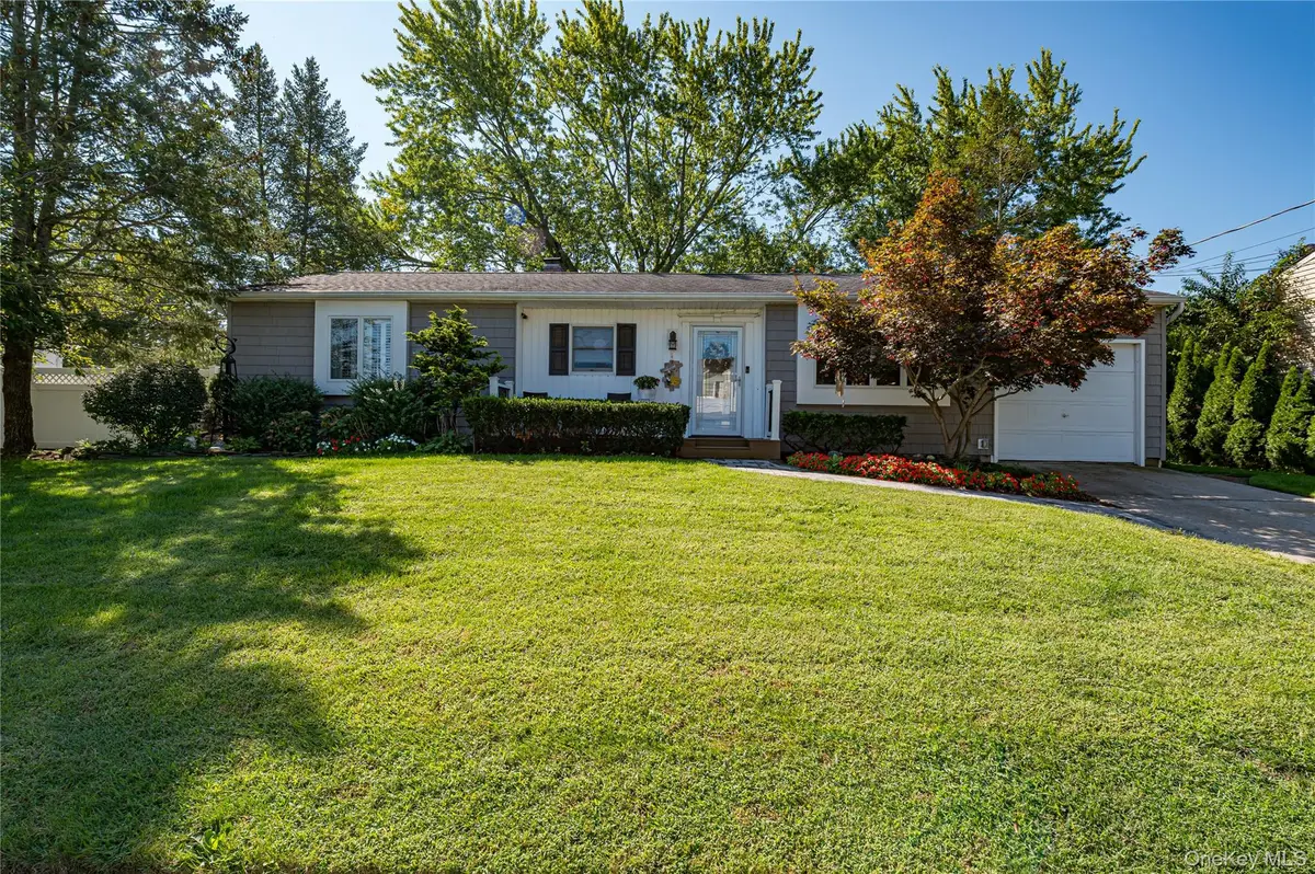 10 Stonehurst Circle S, Centereach, NY 11720 - #1