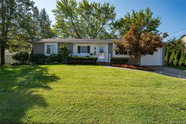 10 Stonehurst Circle S, Centereach, NY 11720
