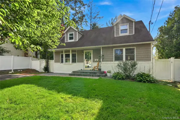 15 Nathan Place, Huntington Station, NY 11746