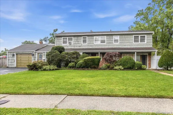 1 Greentree Circle, Westbury, NY 11590