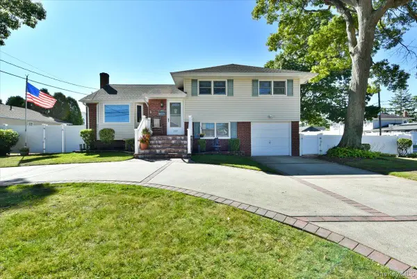 283 W Gates Avenue, Lindenhurst, NY 11757