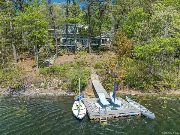 9 Lake View Ct, Southampton, NY 11968