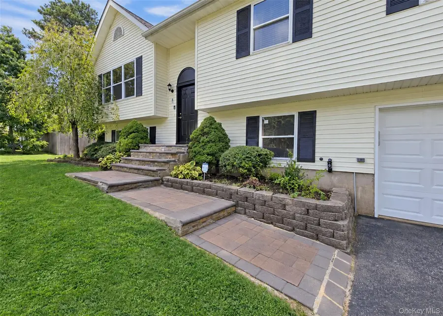 6 Gordal Lane, Coram, NY 11727 - #2