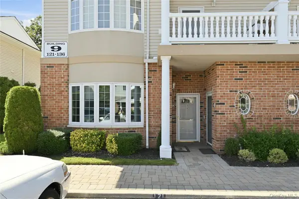 121 Francesca Way, Amityville, NY 11701