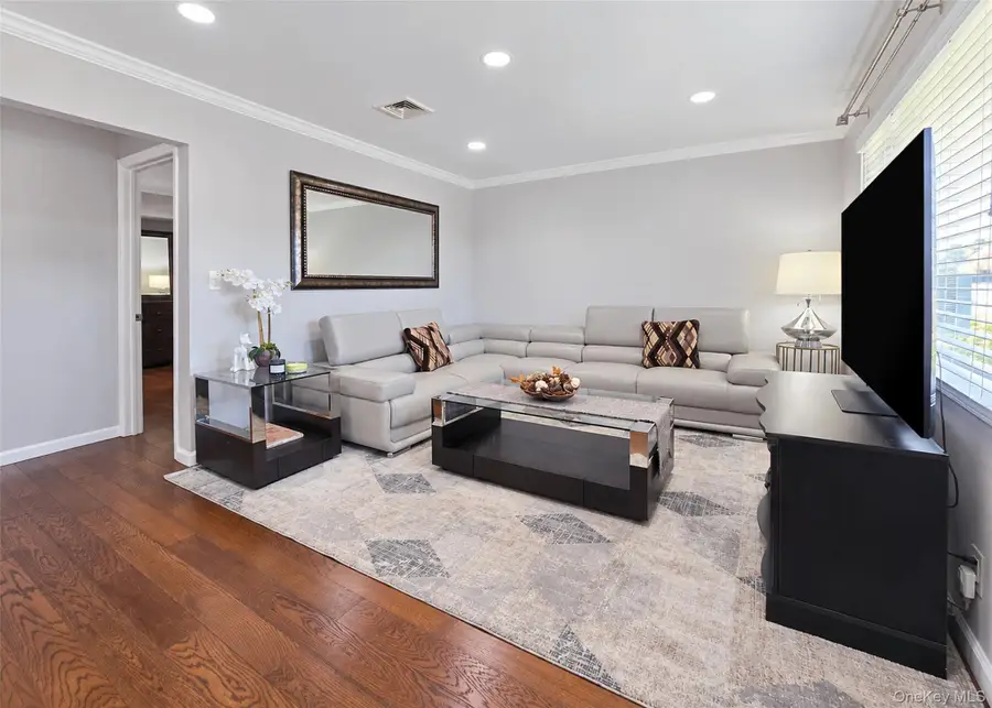 678 Clinton Avenue, Uniondale, NY 11553 - #3