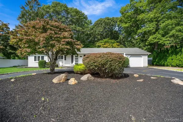 24 Blackfoot Trail, Shoreham, NY 11786