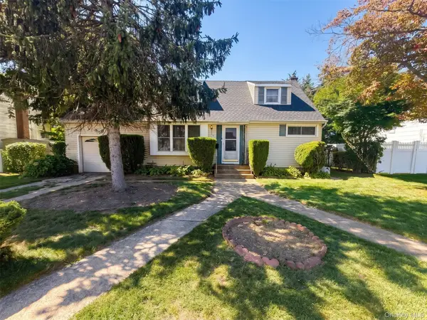 124 Westwood Road N, Massapequa Park, NY 11762