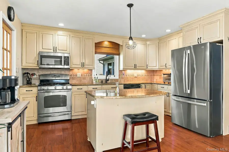 724 Sandra Avenue, West Islip, NY 11795 - #2
