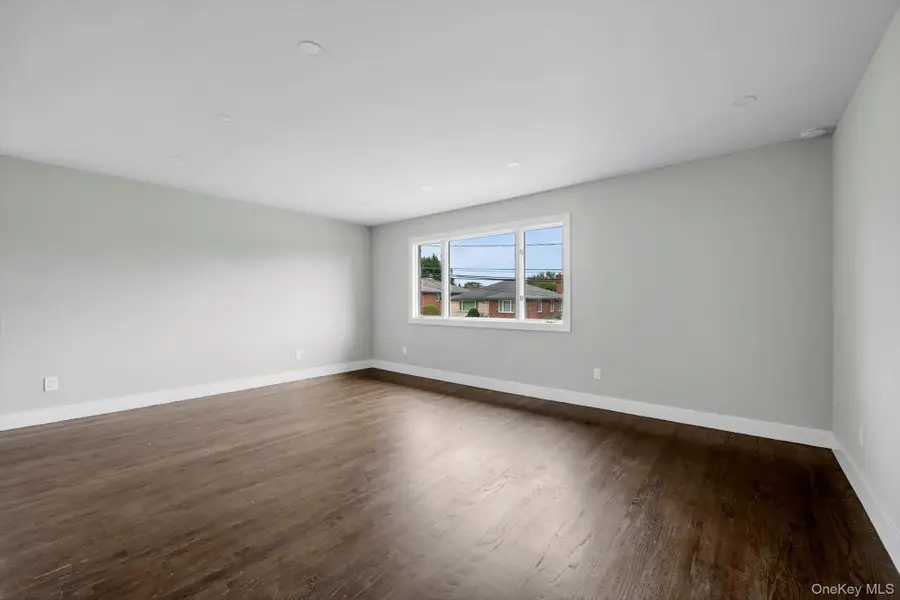 5 Linwood Road N, Port Washington, NY 11050 - #2