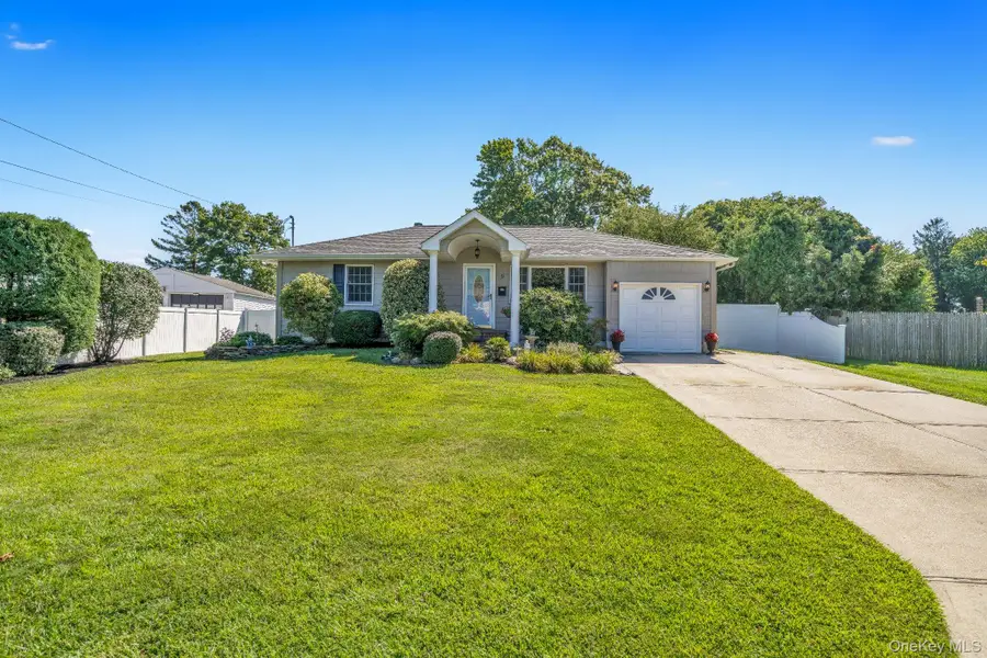 9 Anson Lane, West Sayville, NY 11796 - #2