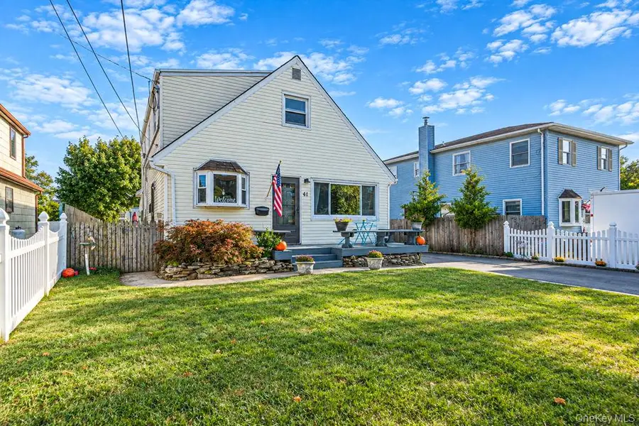 41 E Saltaire Rd, Lindenhurst, NY 11757 - #2