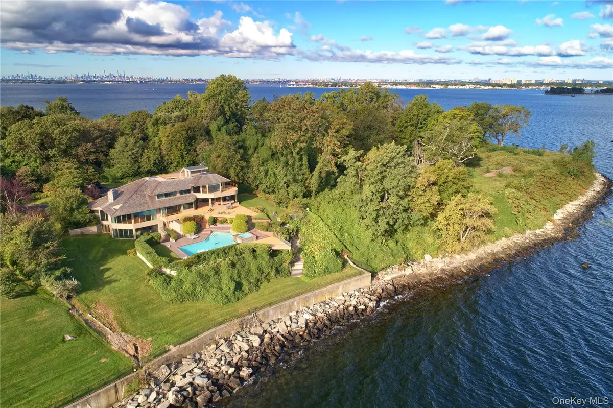 15 Gatsby Lane, Great Neck, NY 11024 - #1