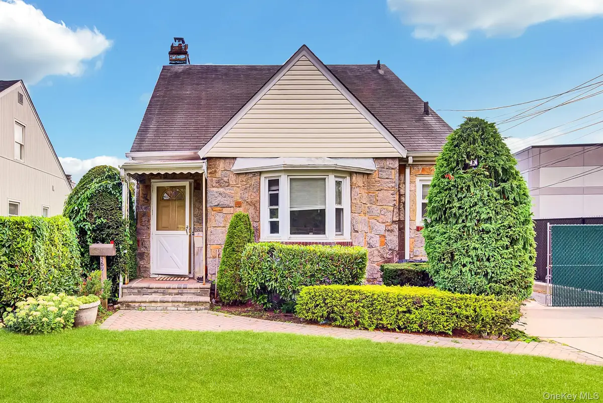 569 Greenway E, West Hempstead, NY 11552 - #1