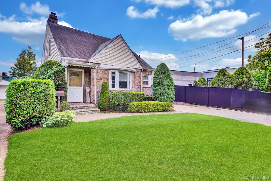 569 Greenway E, West Hempstead, NY 11552 - #3