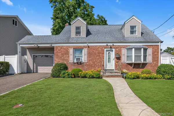 15 Lexington Avenue, Westbury, NY 11590
