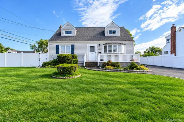 957 N Fulton Avenue, Lindenhurst, NY 11757
