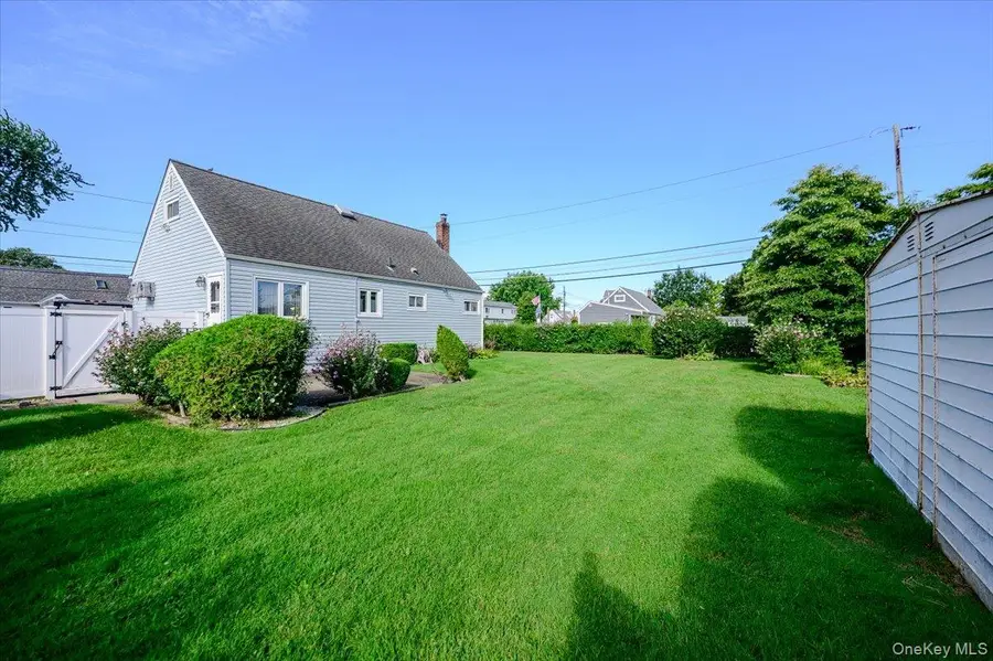 957 N Fulton Avenue, Lindenhurst, NY 11757 - #2