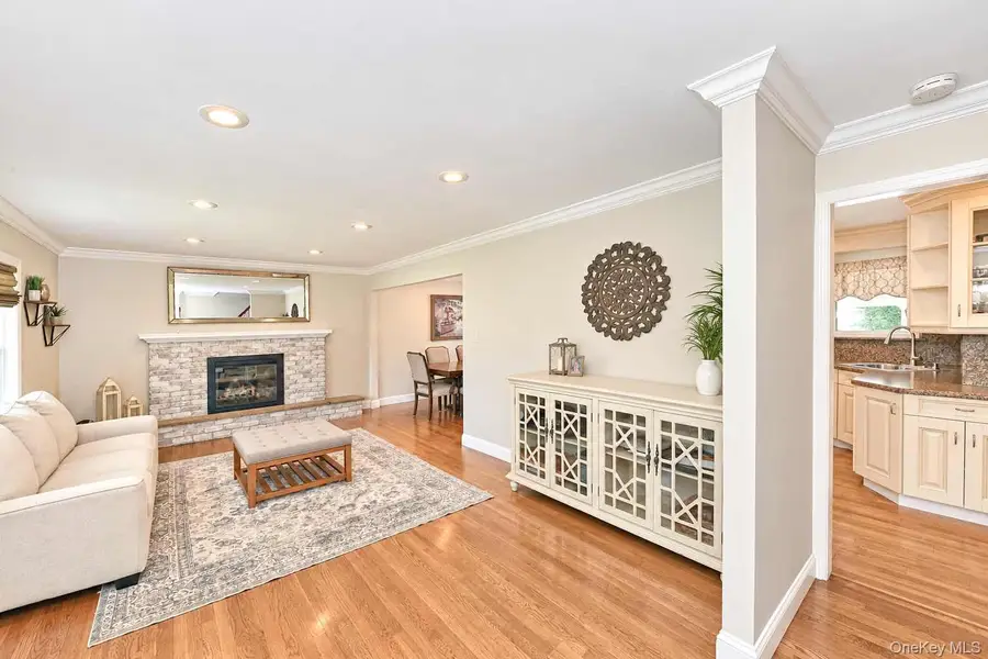 37 Gaymor Lane, Commack, NY 11725 - #3