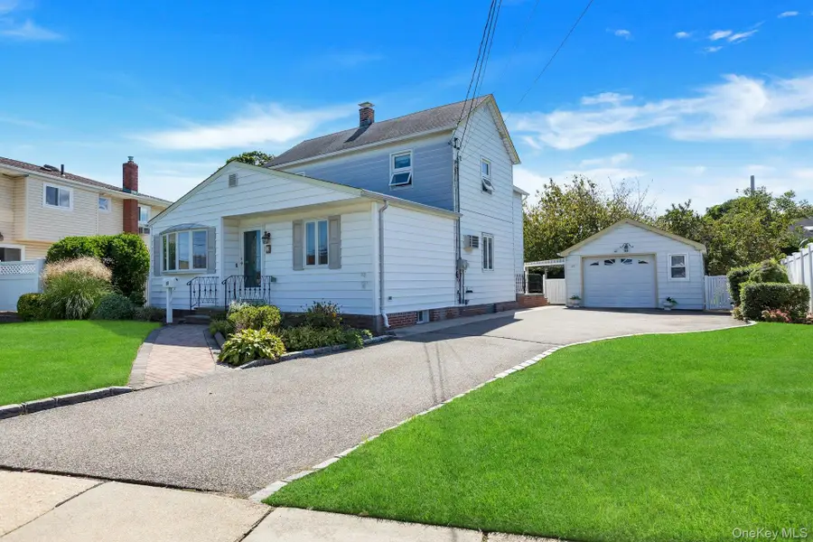 59 11th Street, Hicksville, NY 11801 - #3