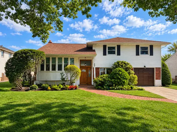 84 Robby Lane, Manhasset Hills, NY 11040