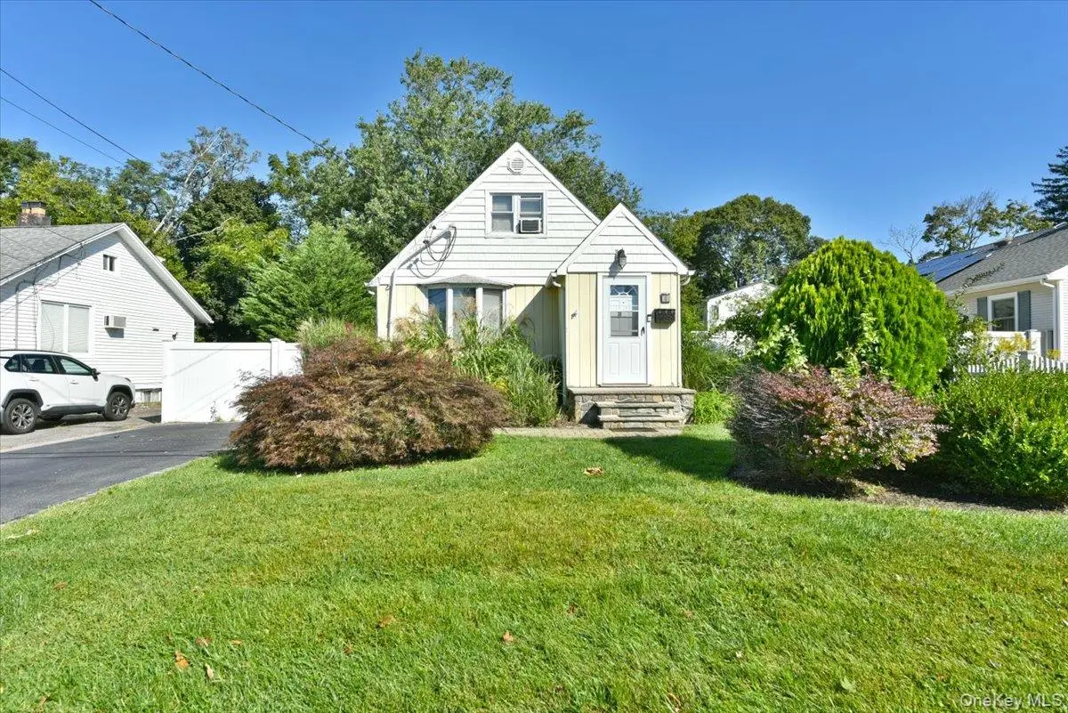35 Montauk Drive, Bay Shore, NY 11706 - #1