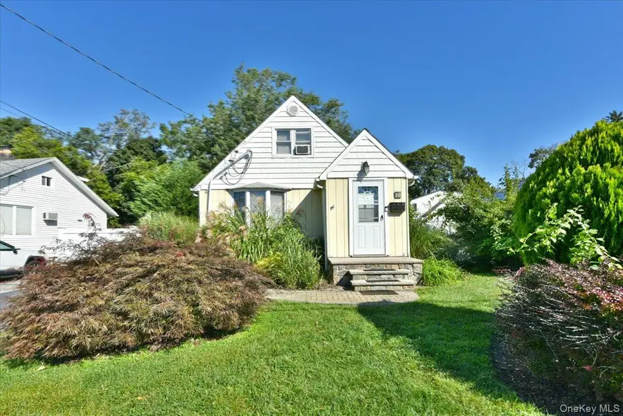 35 Montauk Drive, Bay Shore, NY 11706 - #2