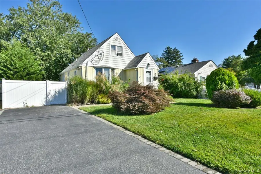 35 Montauk Drive, Bay Shore, NY 11706 - #3