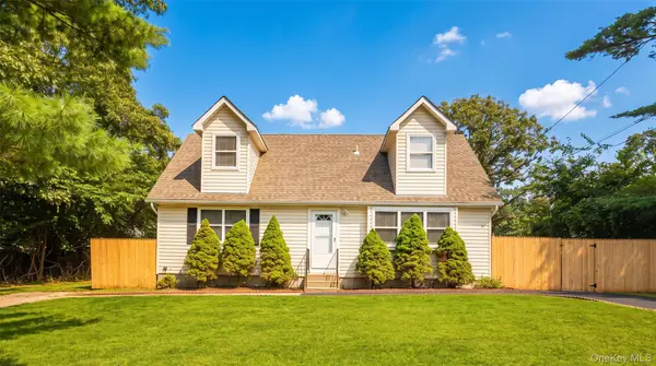 35 Cedar Lane, Medford, NY 11763