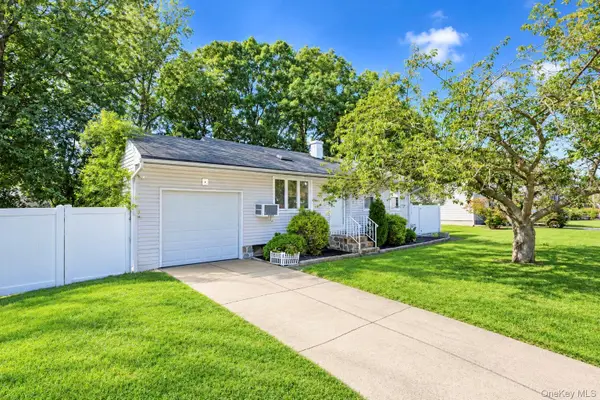 8 Norwalk Lane, Selden, NY 11784