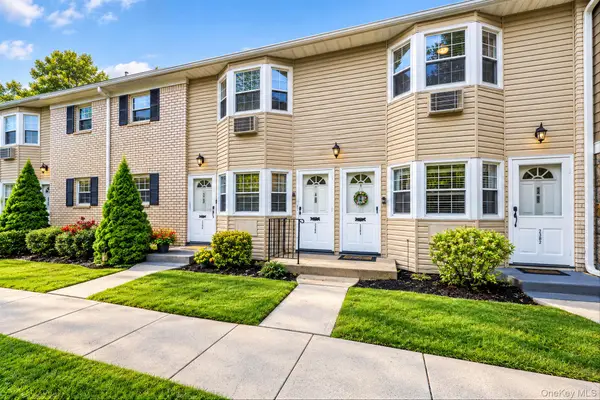 3221 Wilshire Lane #21E, Oakdale, NY 11769