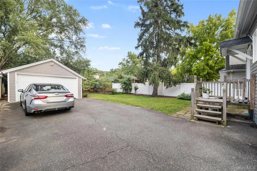 8 Rolling Street, Lynbrook, NY 11563 - #3