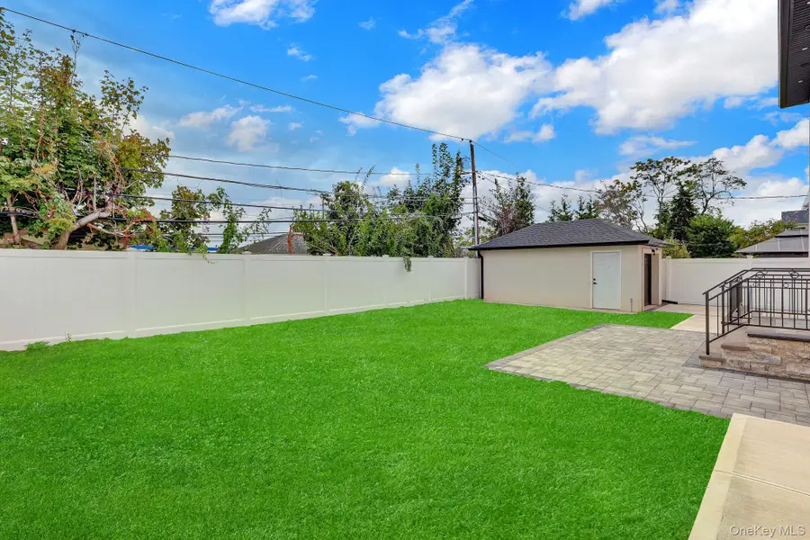 81 E End Avenue, Hicksville, NY 11801 - #3