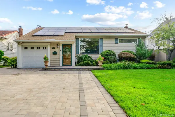 91 Flower Road, Valley Stream, NY 11581