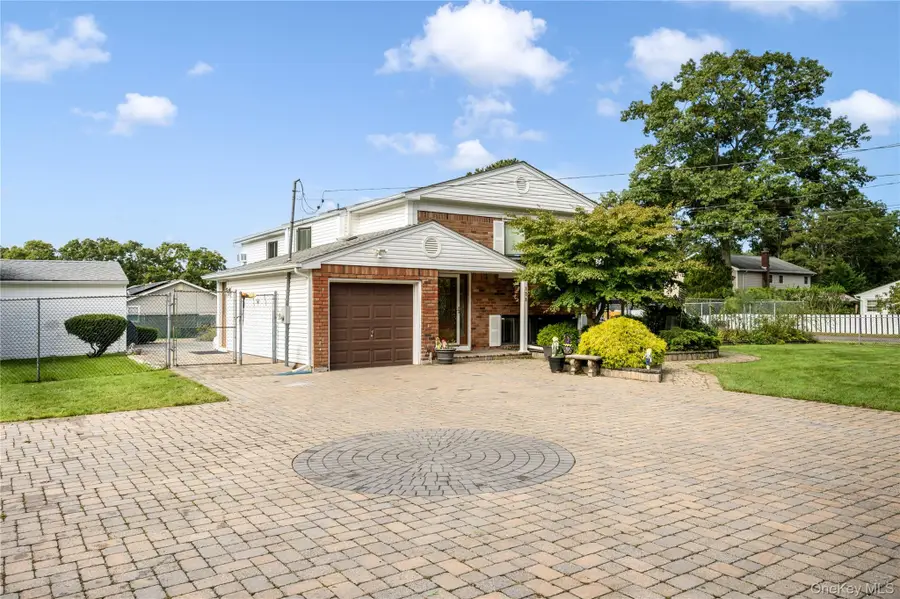 135 W End Avenue, Shirley, NY 11967 - #2