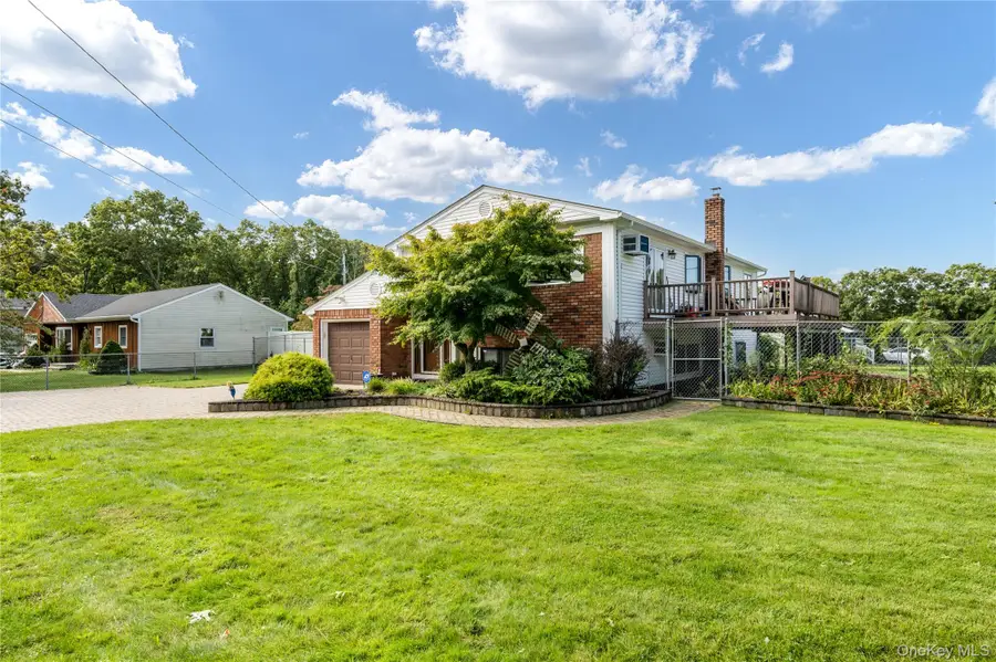 135 W End Avenue, Shirley, NY 11967 - #3